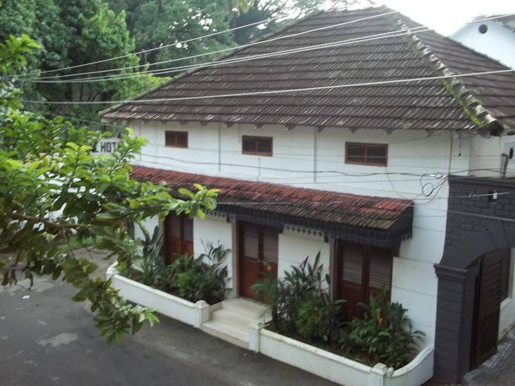 Oyo Home 63551 Pleasant Stay Near Fort Kochi Beach Exterior foto